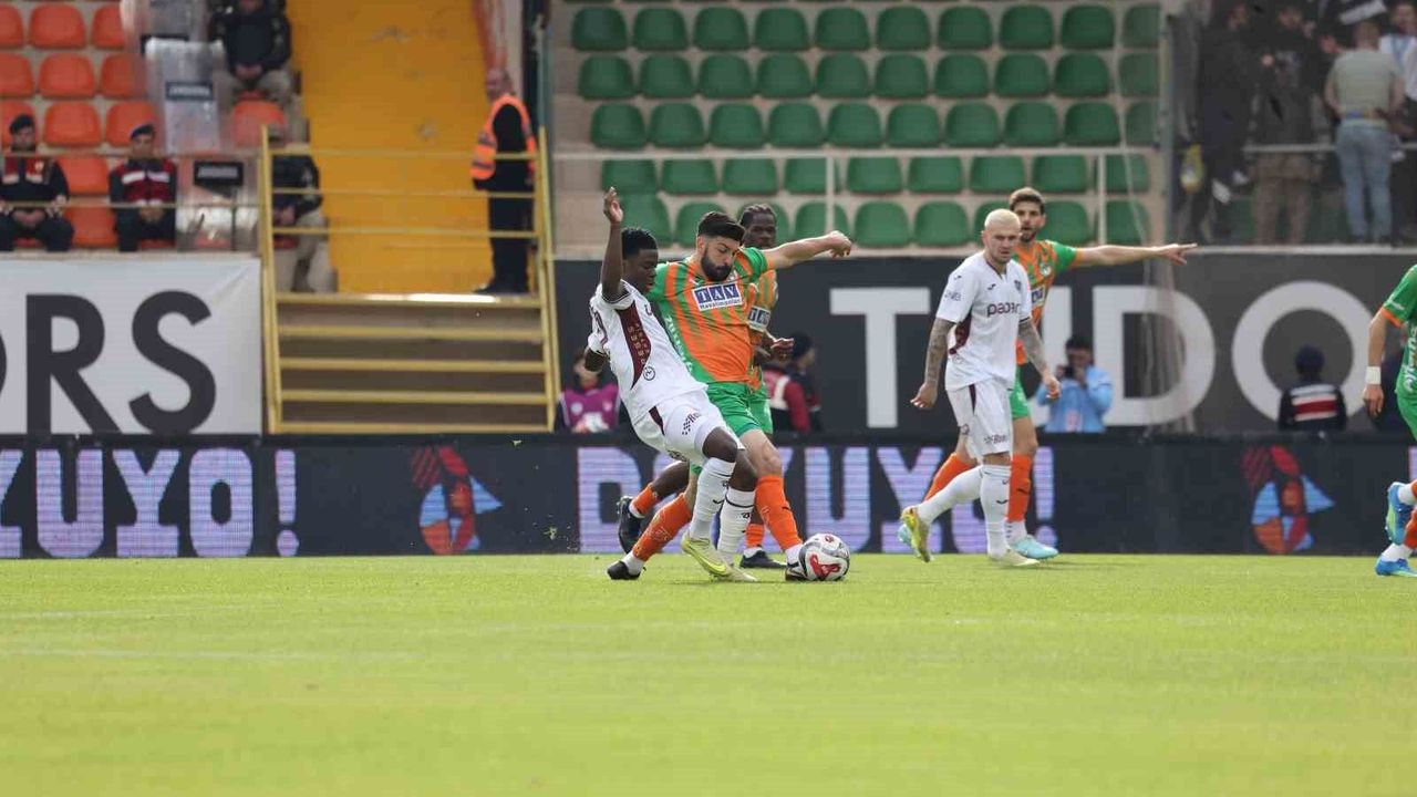 Trendyol Süper Lig: Corendon Alanyaspor: 0 Trabzonspor: 0 (İlk yarı)