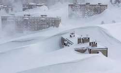 Rusya'nın Kamçatka Yarımadası'nda kar apartmanın boyuna ulaştı