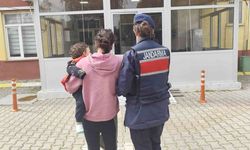 Yedi ayrı suçtan aranıyordu, kucağında bebeğiyle hapse girdi