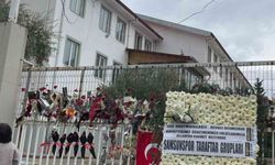 Samsunspor Taraftar Grupları, Ayser Çalık Ortaokulu'na çelenk bıraktı