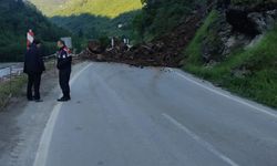 Trabzon-Bayburt karayolu heyelan nedeniyle ulaşıma kapandı