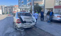 Ankara'da kamyonet, park halindeki 3 otomobile çarptı