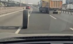 İstanbul E-5'te tehlikeli anlar kamerada: Seyir halindeki kamyonun iki tekerleği yerinden çıktı