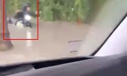 İstanbul'da suya batan motosikletinin zor anları kamerada