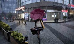 İstanbul'da vatandaşların şiddetli fırtına ve yağmurla imtihanı kamerada