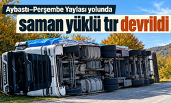 Aybastı–Perşembe Yaylası yolunda saman yüklü tır devrildi