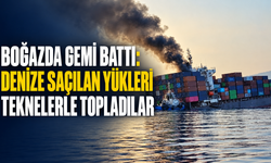 Boğazda gemi battı: Denize saçılan yükleri teknelerle topladılar