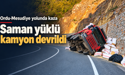 Ordu-mesudiye yolunda kaza: saman yüklü kamyon devrildi