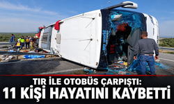 TIR ile otobüs çarpıştı: 11 kişi hayatını kaybetti