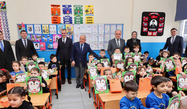 Ordu Valisi Erol öğrencilerin karne heyecanına ortak oldu