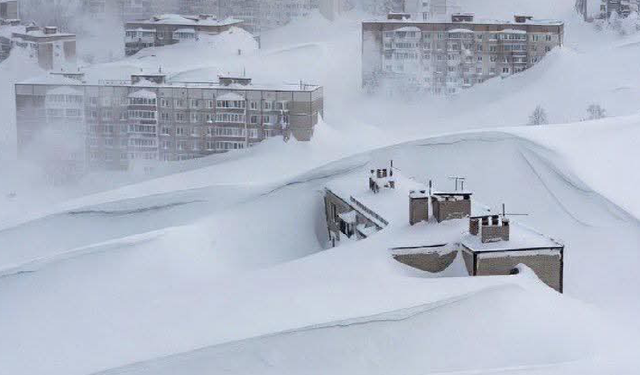 Rusya'nın Kamçatka Yarımadası'nda kar apartmanın boyuna ulaştı