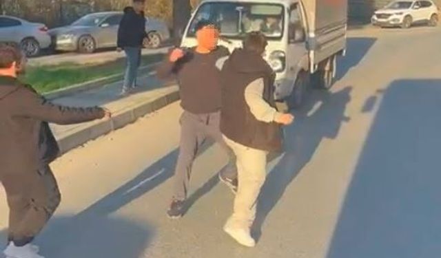 Arnavutköy'de trafikte yumruklu kavga kamerada, cadde boks ringine döndü