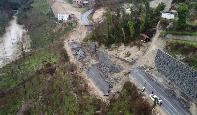 Ordu-İç Anadolu bağlantı yolundaki heyelan havadan görüntülendi