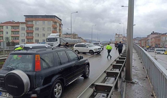 Samsun'da cip bariyere çarptı, anne ve oğlu yaralandı