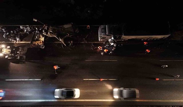 TEM'de mobilya yüklü kamyon ile tır çarpıştı: 1 yaralı