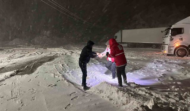 Tokat'ta kar yağışı ulaşımı aksattı