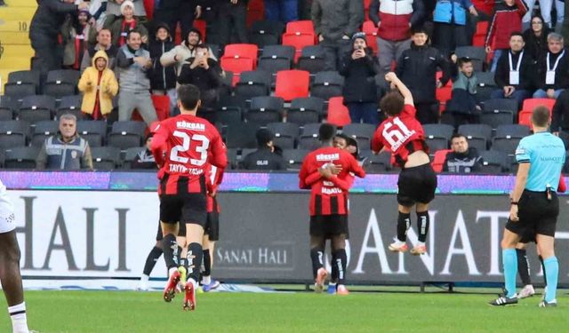 Trendyol Süper Lig: Gaziantep FK: 1 - Trabzonspor: 2 (İlk yarı)