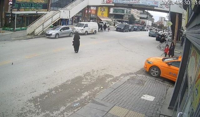 Ankara'da yolun karşısına geçmeye çalıştığı sırada otomobil çarpan çocuk ağır yaralandı