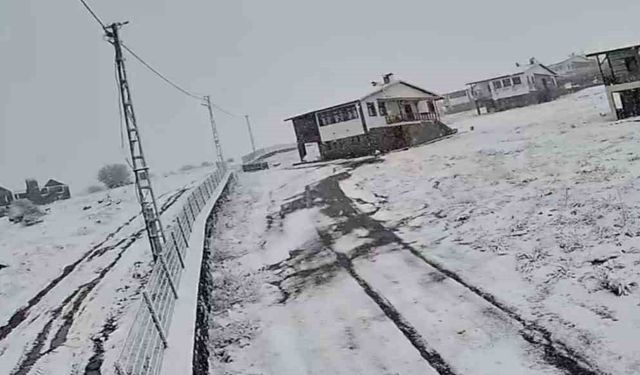 Ankara'nın yüksek kesimlerine kar yağdı