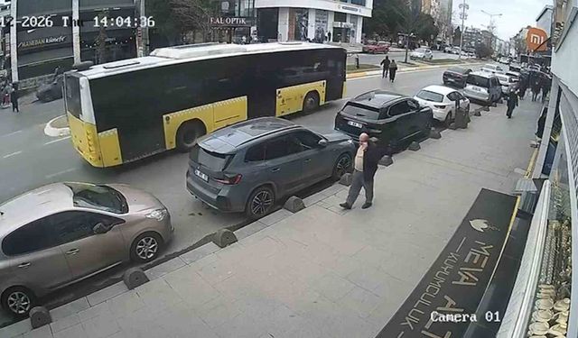 Cenazeden çıkıp yolun karşısına geçiyordu: İETT otobüsü çarptı, hayatını kaybetti