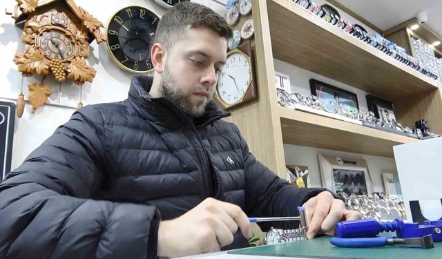 Samsun'un en genç saat tamircisi, zamana ayar veriyor