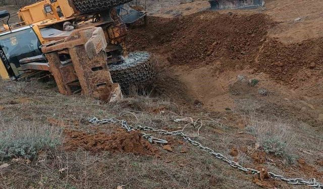 Tokat'ta uçuruma yuvarlanan traktörü kurtarmaya giden kepçe de devrildi