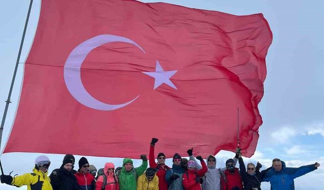 Trabzon'un en yüksek tepesindeki Türk bayrağı yenilendi