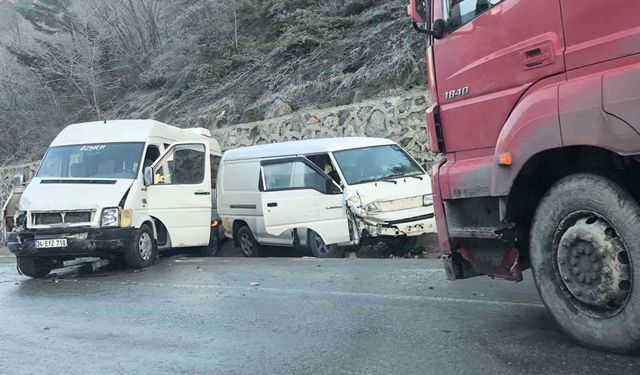 Zonguldak-Ankara yolunda buzlanma nedeniyle üç ayrı kaza: 10 yaralı