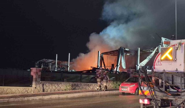 Ankara'da bir ilaç fabrikası çıkan yangın sonrası kullanılamaz hale geldi