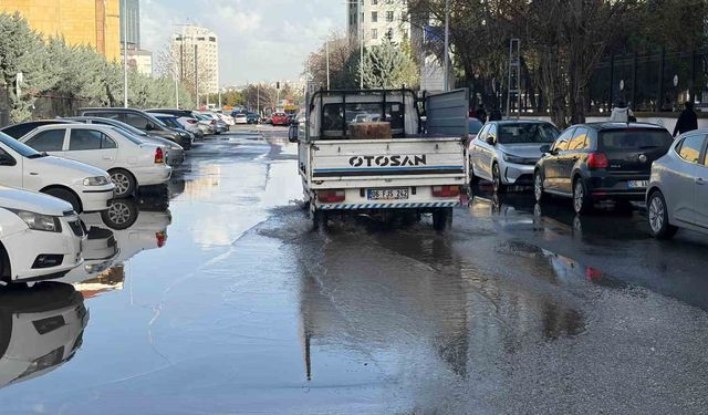 Ankara'da sağanak etkili oldu, caddeler ve sokaklar göle döndü