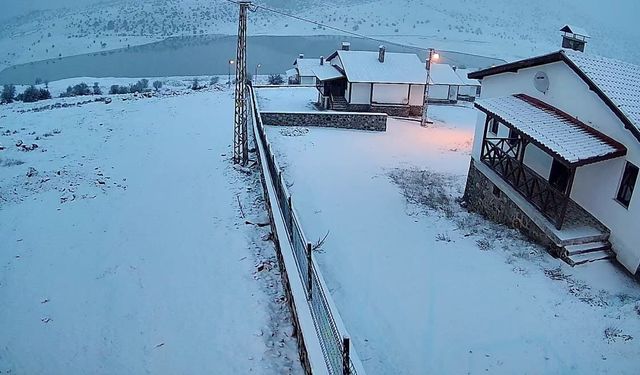 Ankara'da yüksek kesimler ve çevre ilçeler beyaza büründü
