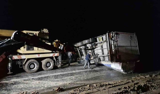 Kayan tır devrildi, Ankara-Tokat karayolu saatlerce ulaşıma kapandı