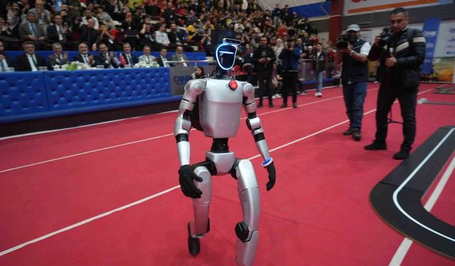 Samsun'da genç kaşifler robotlarıyla sahnede