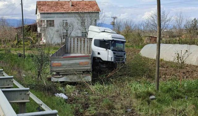 Samsun'da tır tarlaya uçtu: 1 yaralı