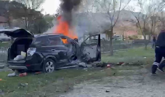 Tokat'ta ağaca çarpan cip yandı: 1 ölü, 2 yaralı