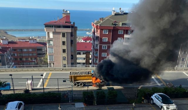 Trabzon'da taş kamyonu yangını korkuttu