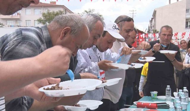 Ankara'da düzenlenen 'Kavurma Yeme Yarışması' renkli görüntülere sahne oldu