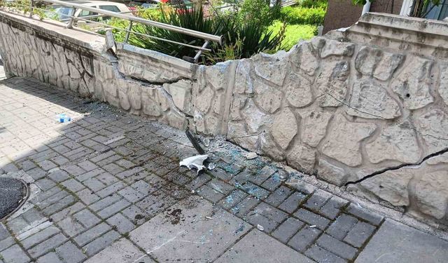 Ankara'da özel halk otobüsü apartmanın bahçe duvarına çarptı