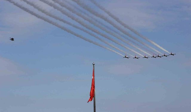 Türk Yıldızları ve SOLOTÜRK'ten Samsun semalarında nefes kesen gösteri