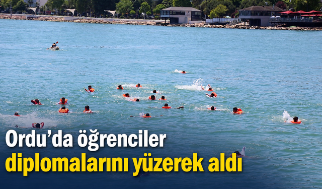 Ordu'da öğrenciler diplomalarını yüzerek aldı