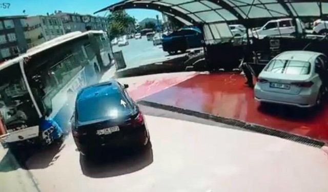 Ankara'da kontrolden çıkan EGO otobüsünü son anda fark eden kişi kazadan kurtuldu