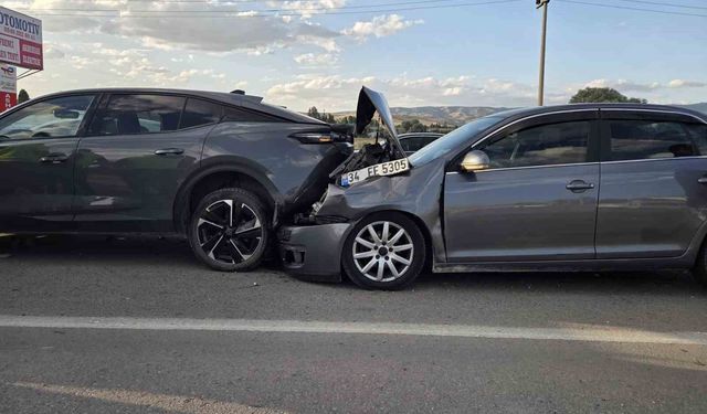 Ankara'da zincirleme kazada 5 araç birbirine girdi: 5 yaralı