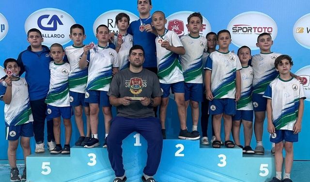 Kartepe'nin güreşçileri Ankara'dan madalyalarla döndü
