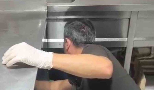 Ankara'da eğlence mekanlarına yönelik operasyonda mutfak tezgahının altına saklanan kadın dikkat çekti