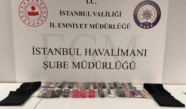 İstanbul Havalimanı'nda korse ve bacaklarına uyuşturucu gizleyen şüpheliler polisten kaçamadı