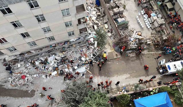 İstanbul Valiliği: 'Maltepe'de 1 kişi hayatını kaybetti, 3 kişiyi arama kurtarma çalışmaları sürüyor'
