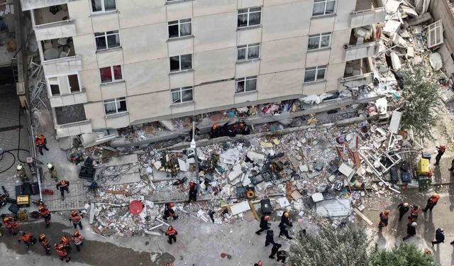 İstanbul Valiliği: 'Maltepe'de 2 kişi hayatını kaybetti, 2 kişiyi arama kurtarma çalışmaları sürüyor'