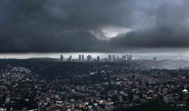 İstanbul'da hava karardı, yağmur bulutlarının girişi böyle görüntülendi