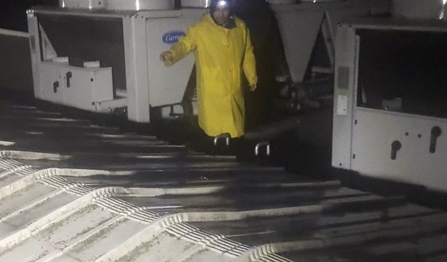 İstanbul'da jandarma ekipleri çatılardan geçerek mahsur kalan vatandaşları kurtardı