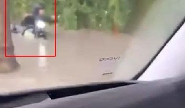 İstanbul'da suya batan motosikletinin zor anları kamerada
